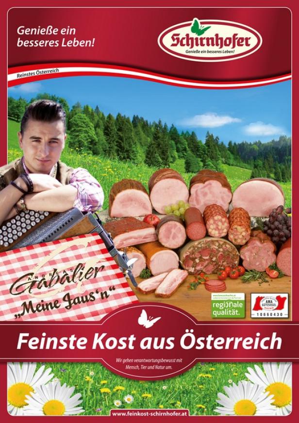Ein Werbeplakat für Schirnhofer mit Andreas Gabalier und einer Auswahl an Wurstwaren vor einer Berglandschaft.