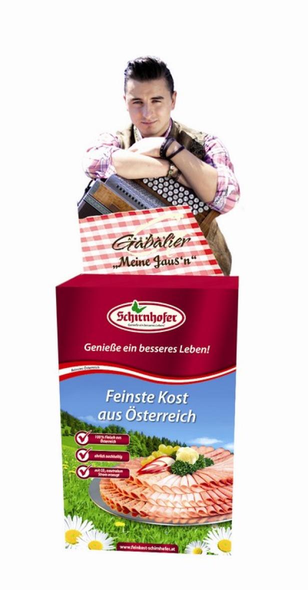 Ein Aufsteller mit dem österreichischen Musiker Andreas Gabalier und Werbung für Schirnhofer Wurstwaren.