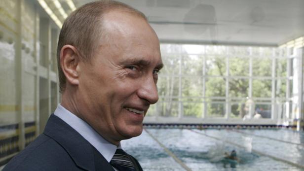 Wladimir Putin in einem Schwimmbad, im Profil lächelnd.
