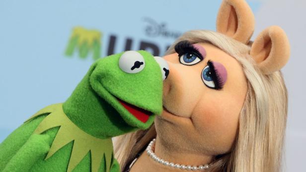 Kermit der Frosch umarmt Miss Piggy.