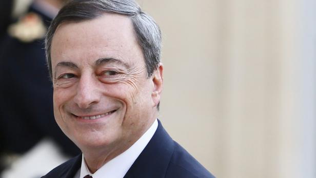 Ein Porträt von Mario Draghi, der lächelt.