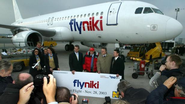 Ein FlyNiki-Flugzeug wird am 28. November 2003 für seinen Erstflug gefeiert.