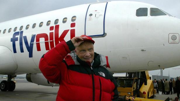 Niki Lauda vor einem Flugzeug der Fluggesellschaft FlyNiki.