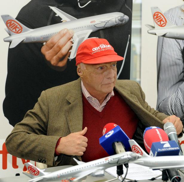 Niki Lauda bei einer Pressekonferenz mit Flugzeugmodellen der Fluglinie NIKI.