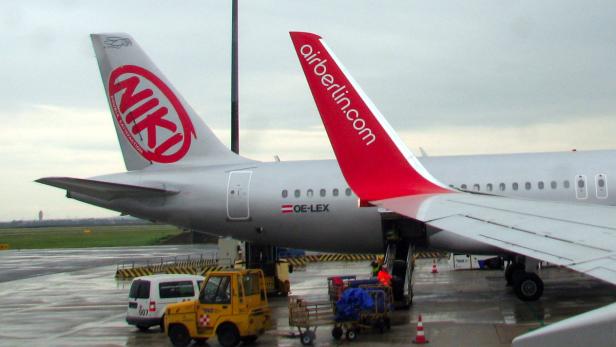 Ein Flugzeug von Niki und Air Berlin steht auf dem Rollfeld.
