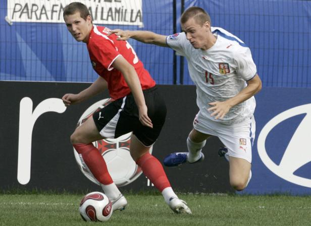 Zwei Fußballspieler im Zweikampf um den Ball.