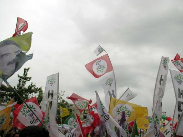 Viele HDP-Flaggen wehen bei einer politischen Kundgebung.