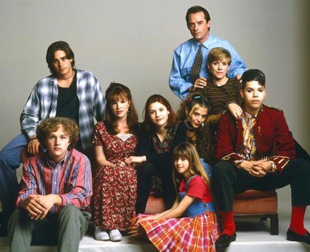 Das Ensemble der Fernsehserie „Willkommen im Leben“ posiert für ein Gruppenfoto.