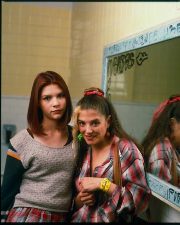 Claire Danes und Bess Armstrong in einer Szene aus der Fernsehserie „My So-Called Life“.