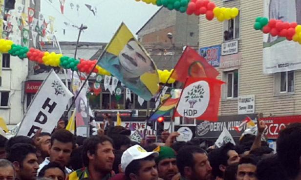 Eine Menschenmenge demonstriert mit HDP-Flaggen und Ballons in den kurdischen Farben Rot, Gelb und Grün.