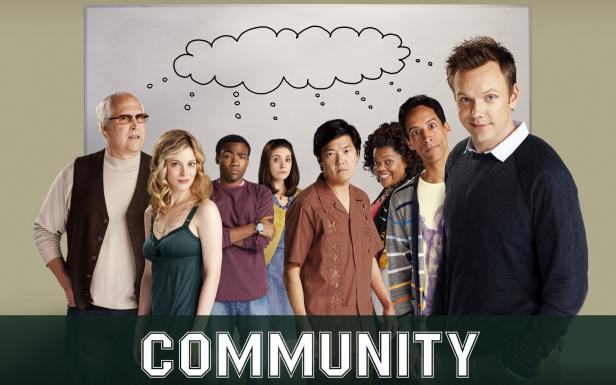 Die Besetzung der Fernsehserie „Community“ steht vor einer Tafel mit einer Gedankenblase.