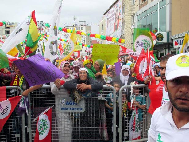 Eine Menschenmenge demonstriert mit Fahnen und Schildern der HDP Partei.