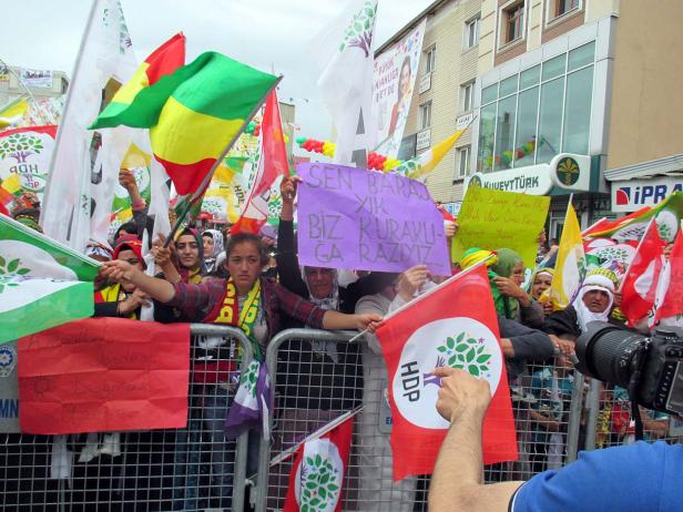 Eine Menschenmenge demonstriert mit Fahnen und Schildern der HDP Partei.