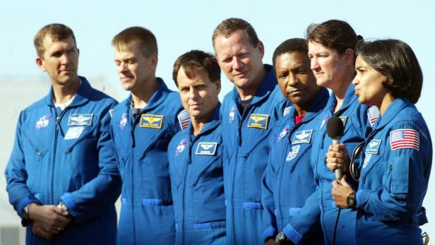 Die Besatzung der Space Shuttle Columbia (STS-107) in blauen Overalls.