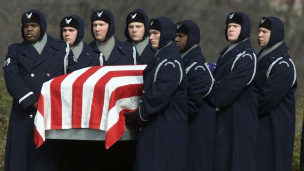 Eine Gruppe von Air-Force-Soldaten trägt einen mit der US-Flagge bedeckten Sarg.