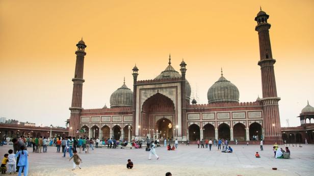 Die Jama Masjid Moschee in Delhi mit vielen Menschen auf dem Vorplatz.