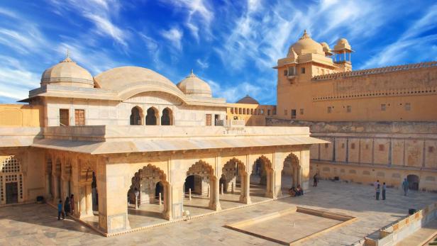 Der Amber Fort Palast in Jaipur, Indien, mit seinem Innenhof und den verzierten Bögen.