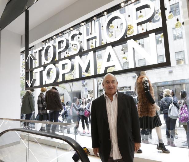 USA TOPSHOP OPENING Ein Mann steht vor dem „Topshop Topman“-Schild in einem Geschäft.