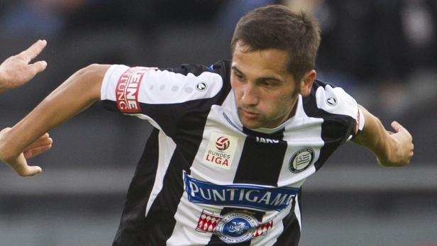 Ein Fußballspieler des SK Sturm Graz in Aktion während eines Spiels der Bundesliga.