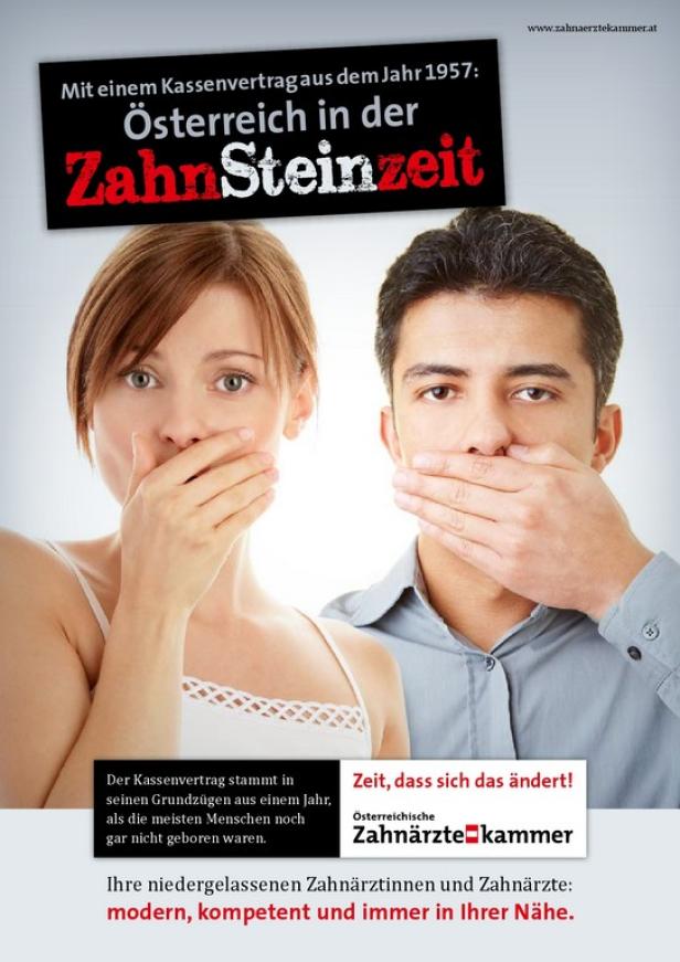 Eine Frau und ein Mann halten sich den Mund zu, um auf veraltete Zahnarztverträge in Österreich aufmerksam zu machen.