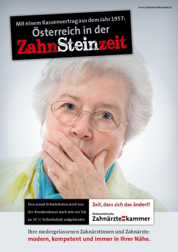 Eine ältere Frau hält sich die Hand vor den Mund; Kampagne der österreichischen Zahnärztekammer.