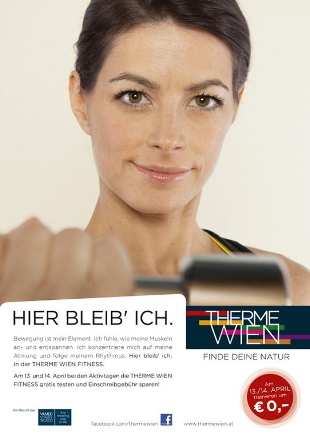 Eine Frau trainiert mit einer Hantel für ein Fitnessangebot der Therme Wien.