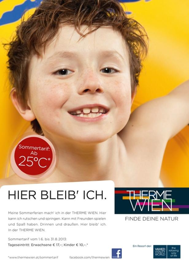 Ein lächelnder Junge vor einem gelben Hintergrund, der für die Therme Wien wirbt.