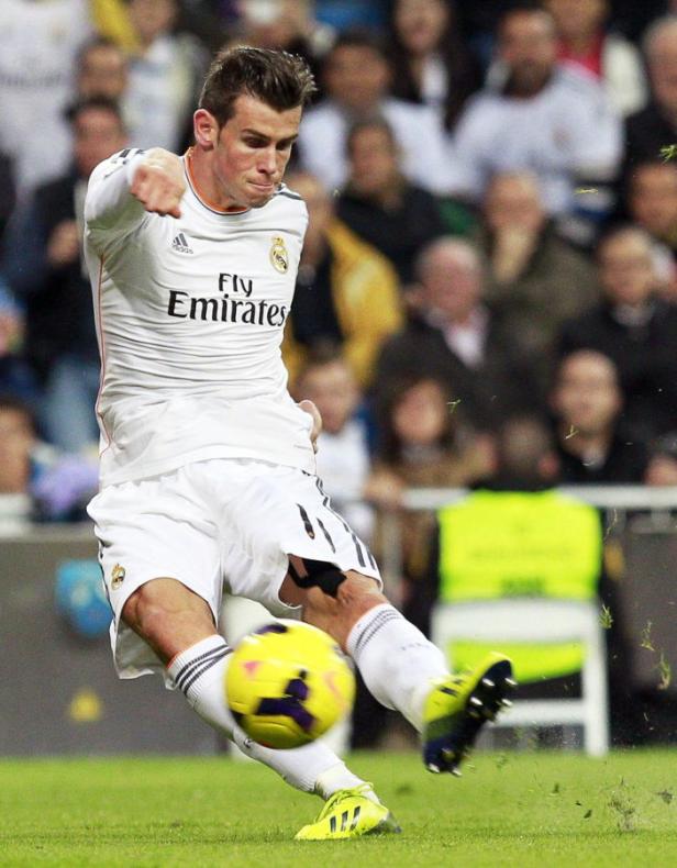 Gareth Bale schießt den Ball während eines Fußballspiels.