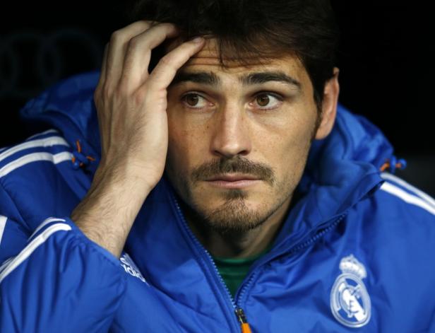 Iker Casillas, in blauer Jacke, blickt nachdenklich zur Seite.