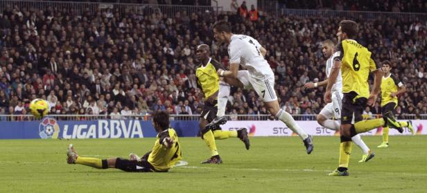 Cristiano Ronaldo springt während eines Fußballspiels in die Luft.