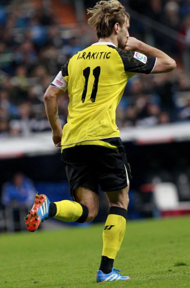 Ivan Rakitić, ein Fußballspieler mit der Nummer 11, jubelt auf dem Spielfeld.