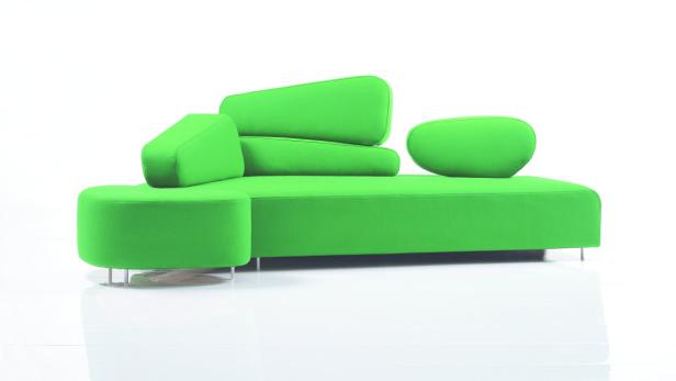 Ein modernes, hellgrünes Sofa mit ungewöhnlicher Form steht auf einem weißen Hintergrund.