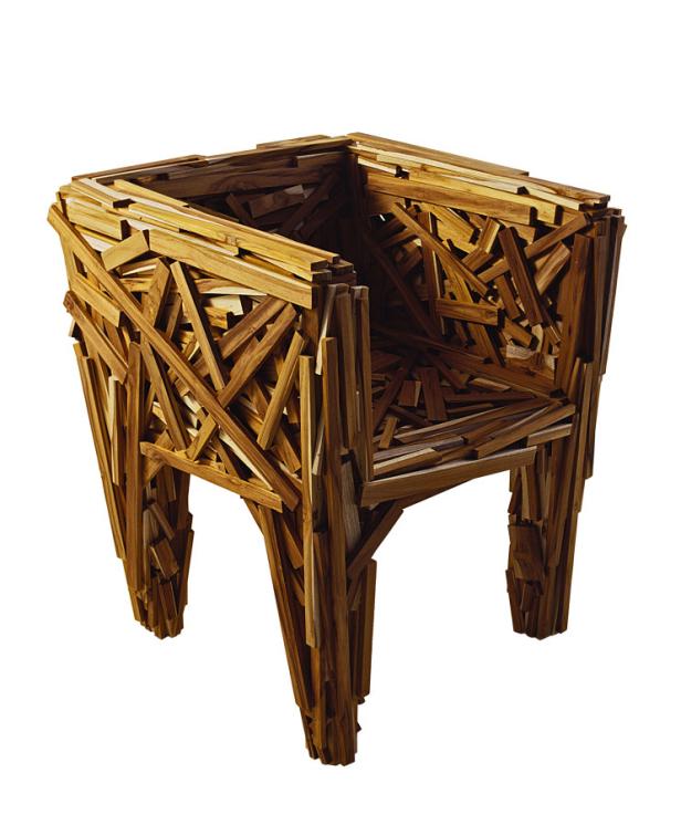 Ein Sessel, der aus vielen kleinen Holzstücken zusammengesetzt ist.
