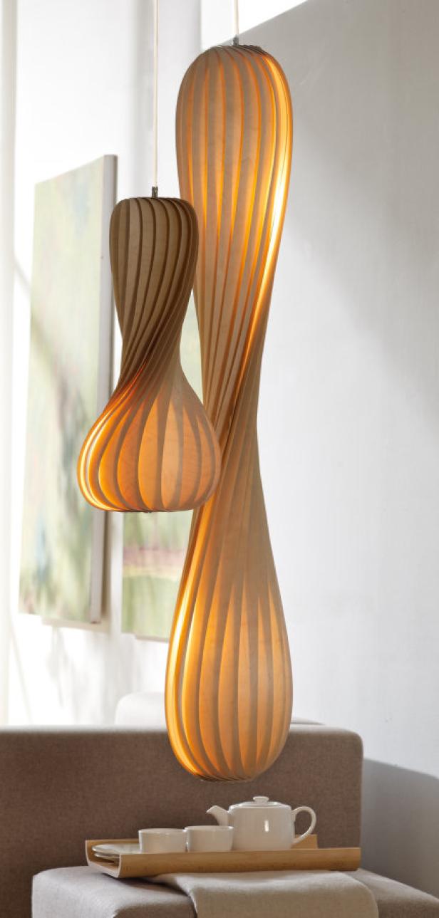 Zwei spiralförmige Hängelampen aus Holz in einem Wohnzimmer.