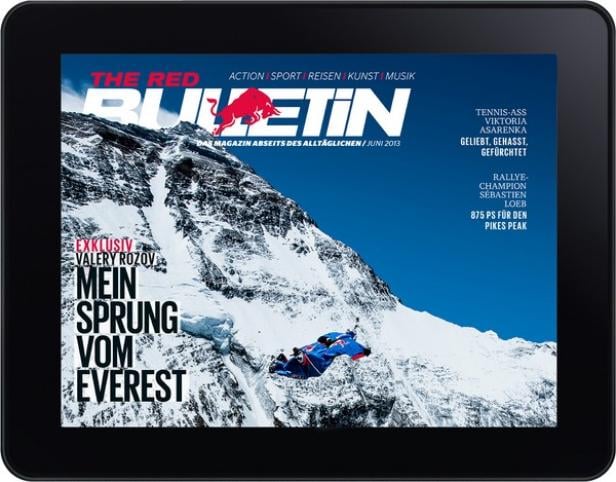 Ein Tablet zeigt das Cover des „The Red Bulletin“ Magazins mit Valery Rozov, der vom Mount Everest springt.
