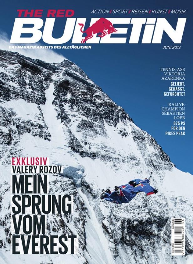 Ein Wingsuit-Flieger springt von einem schneebedeckten Berg, vermutlich dem Everest.
