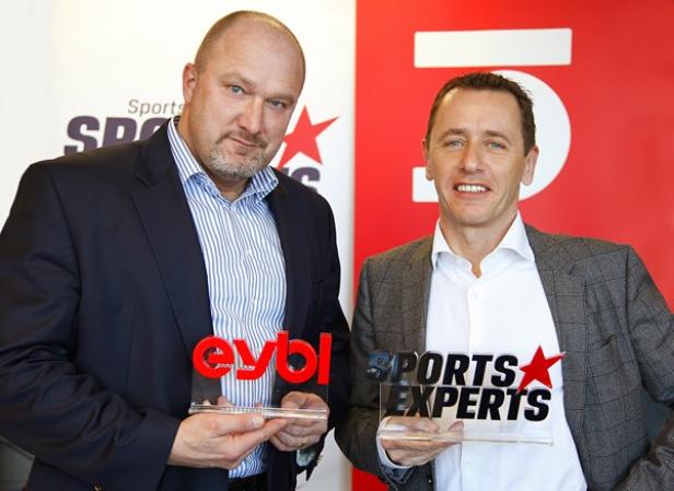 Zwei Männer halten Auszeichnungen von „eybl“ und „Sports Experts“ in den Händen.