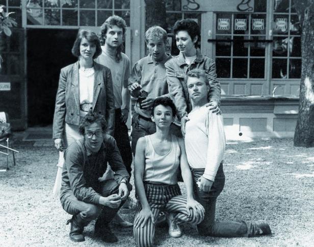 Eine Gruppe junger Leute posiert für ein Schwarzweißfoto im Freien.