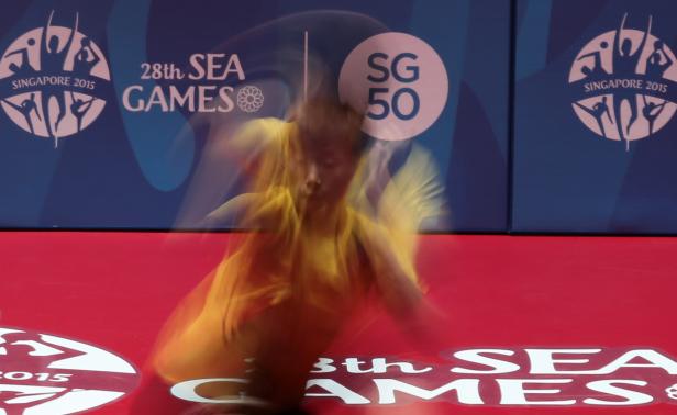 Ein Tischtennisspieler bei den 28. Südostasienspielen 2015 in Singapur.
