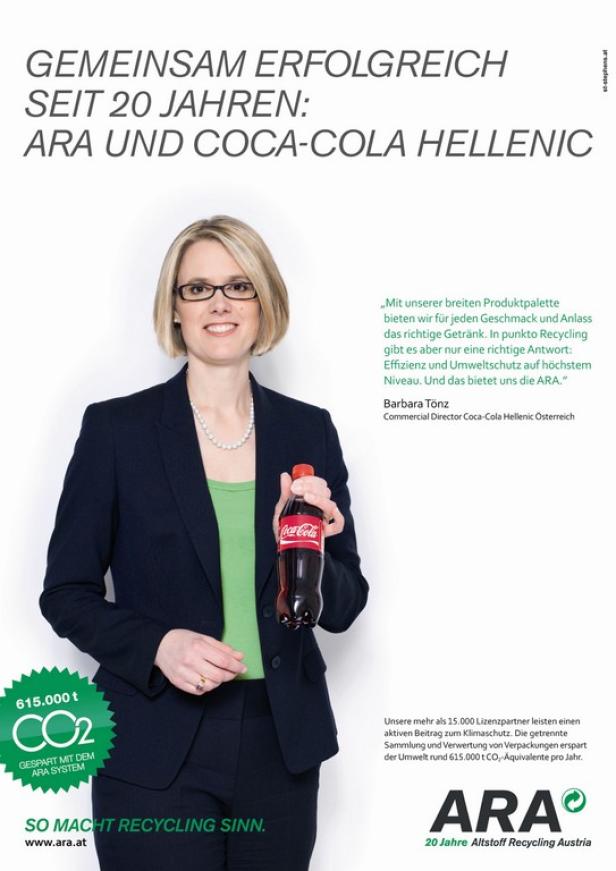 Barbara Tönz, Commercial Director Coca-Cola Hellenic Österreich, hält eine Coca-Cola-Flasche.