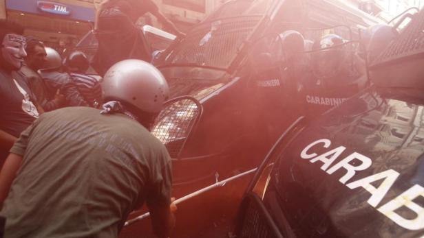Demonstranten konfrontieren die Polizei während einer Demonstration in Italien.