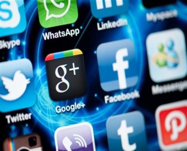Nahaufnahme eines Bildschirms mit Icons verschiedener Social-Media-Apps wie WhatsApp, Facebook und Twitter.