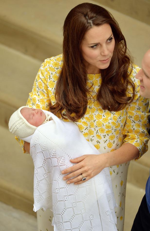 Kate Middleton hält ihr neugeborenes Baby in einem weißen Tuch.