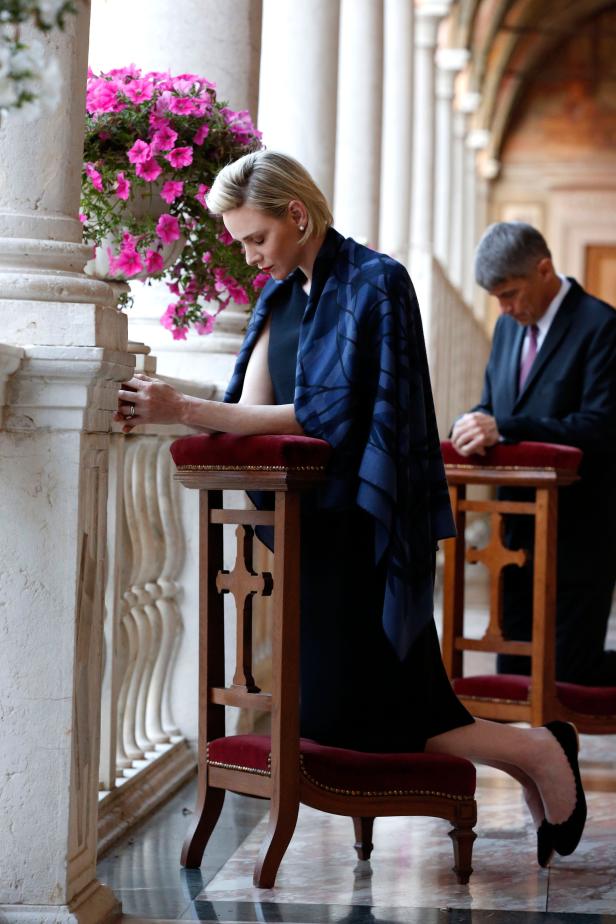 Charlene zeigt sich zu Fronleichnam alleine
