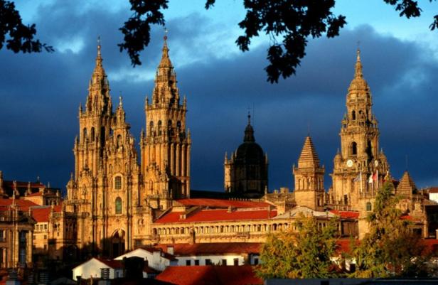 Die Kathedrale von Santiago de Compostela vor einem dramatischen Himmel.