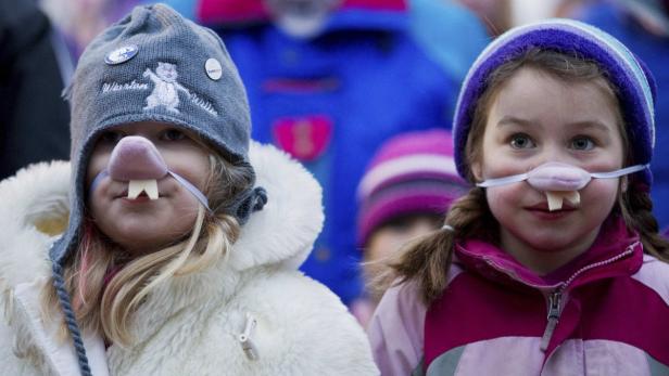 Zwei Mädchen tragen Kostüme mit Hasenzähnen und -nasen.