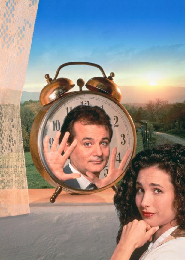 Bill Murray ist in einer Uhr zu sehen, während Andie MacDowell daneben steht.
