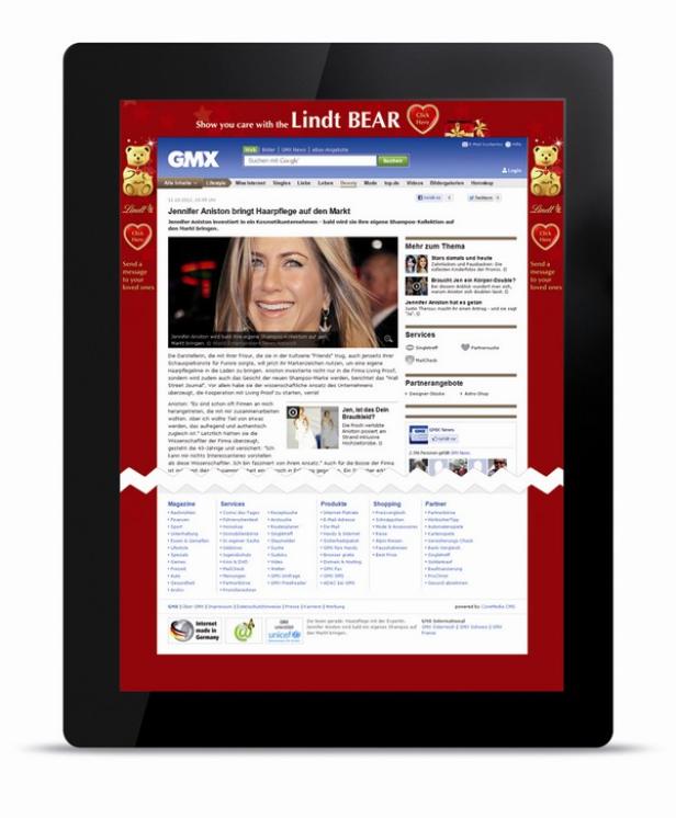 Ein Tablet zeigt einen GMX-Artikel über Jennifer Anistons Haarpflegeprodukte.