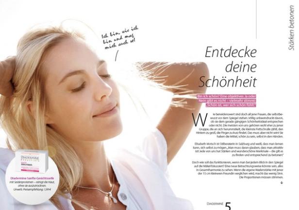 Eine blonde Frau mit geschlossenen Augen genießt die Sonne.