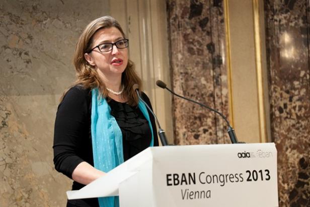 Eine Frau spricht auf dem EBAN Congress 2013 in Wien vor einem Mikrofon.